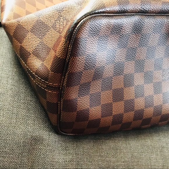 Authentic Louis Vuitton MM in Damier Canvas - Picture 7 of 9